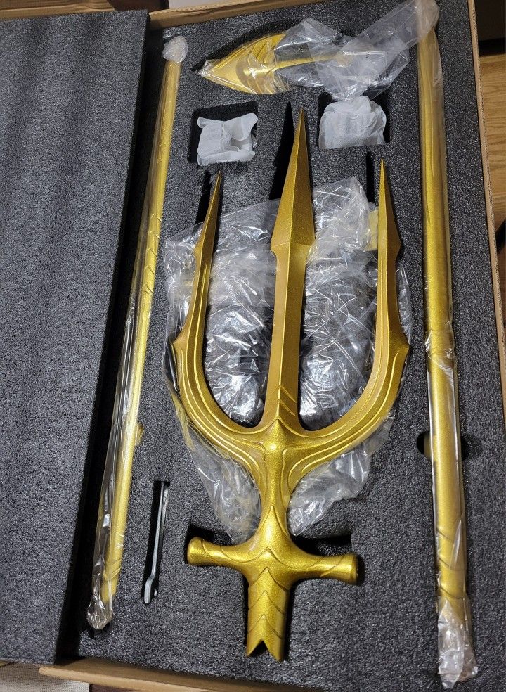 Full size (6 foot plus/ 210cm) Aquaman Steel made Gold Fork Trident Cosplay / Rare Collectible NEW