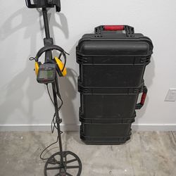 Metal detector Minelab Equinox 900 with hard case and accessories