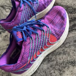Womens - Nike Pegases sz 8.5