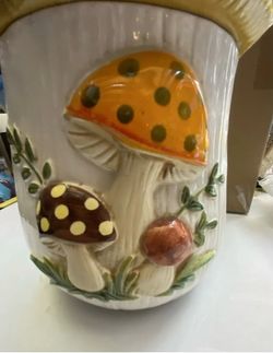 Vtg mushroom cookie jar with lid