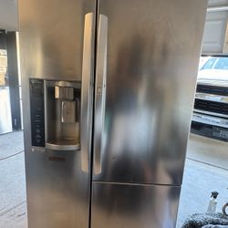 LG Refrigerator Everything Works 