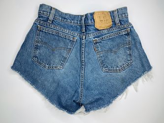 Vintage High-waist 550 Levi's Shorts. (Size 34) These items are vintage from 80s, 90s they gently worn and distressed.