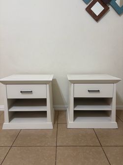 Set of 2 White Nightstands