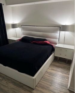 City Furniture King Size Off White Headboard, Bed frame & 2 Twin Box Springs (mattress not included)