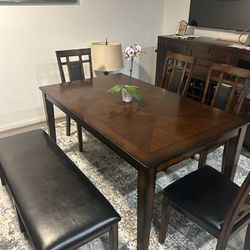 Table, 4 chairs and a bench. For kitchen or living room . Condition is excellent . 