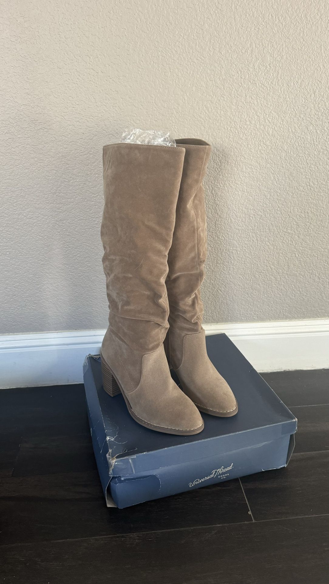 Brandnew Boots Size 6 Retail Value $189.99 + Tax