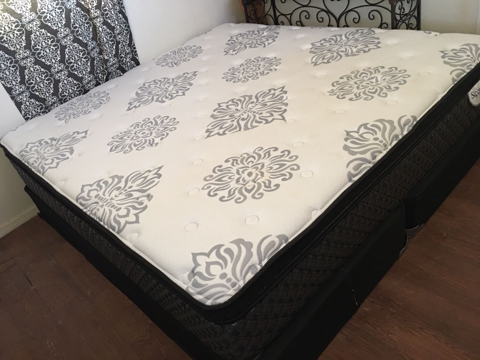 LIKE NEW SIX MONTHS OLD KING SIZE PILLOW TOP MATTRESS AND BOX SPRINGS-COMO NUEVA SEIS MESES DE USO