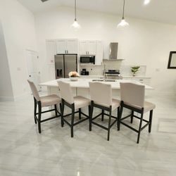 Counter Height Chairs / Bar Stools