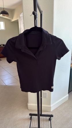 VUori women’s golf top.