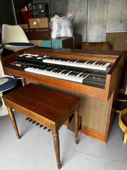 Classic Lowrey Organ With Leslie Speakers