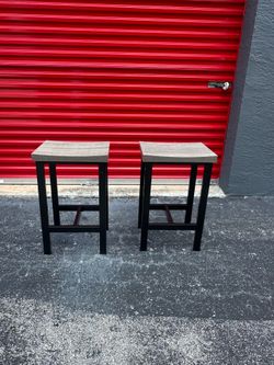 BARSTOOLS/ SET OF 2 / IN GREAT CONDITION/ DELIVERY NEGOTIABLE