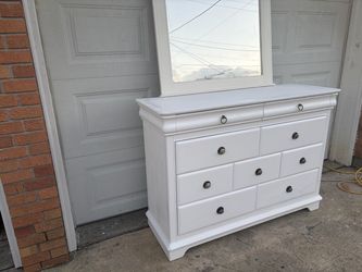 Solar white 9 drawer Dresser