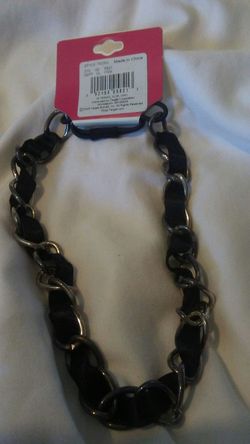 Collar. De metal con cintas y elastico