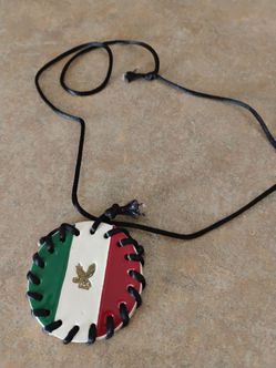 México Mexican Flag Necklace 
Collar de piel de la Bandera de México
Leather 13" Necklace