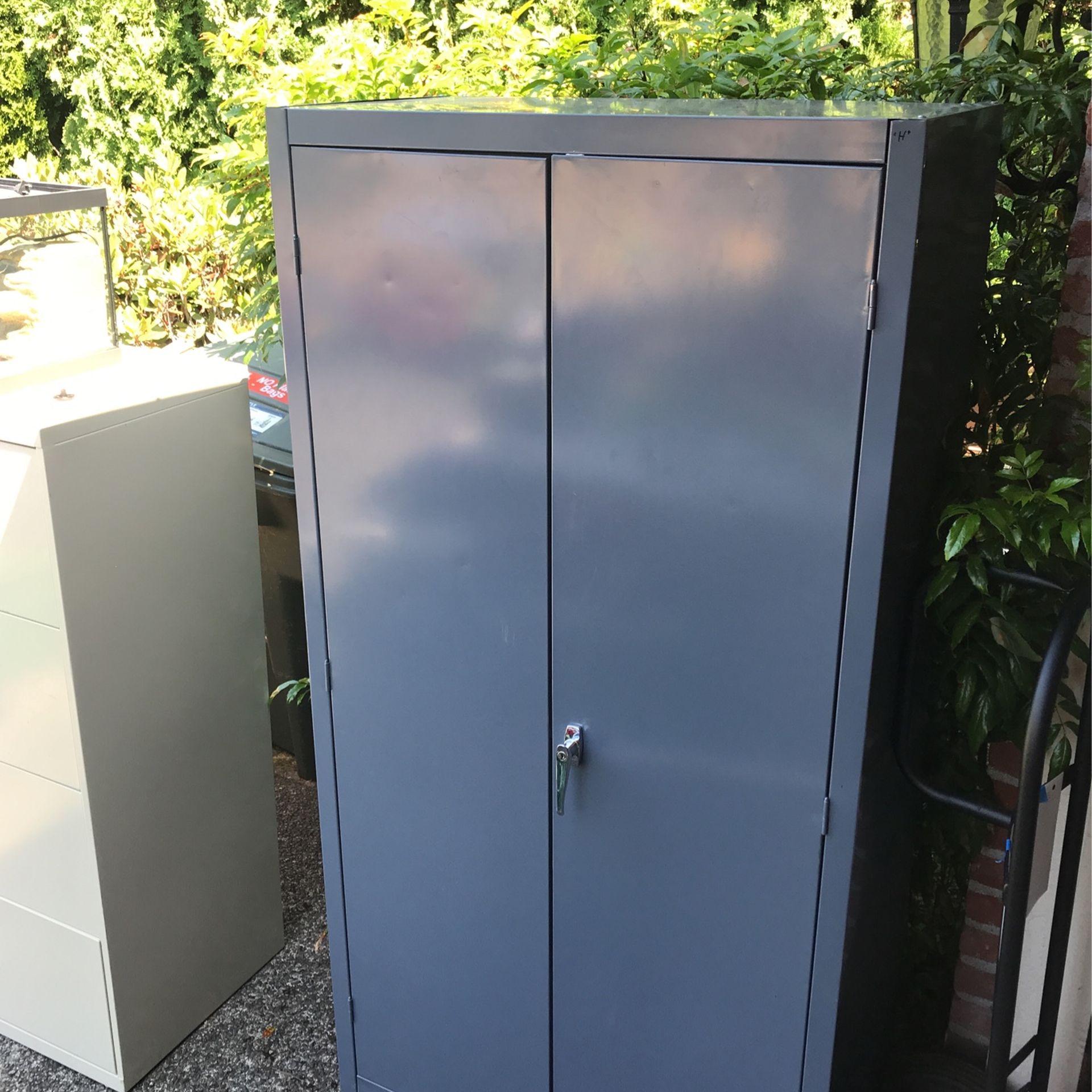Metal 4-shelf Locking Storage Cabinet 6’x3’