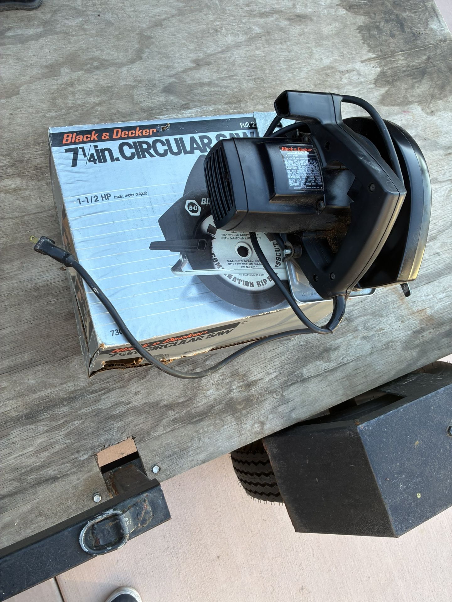 Black & Decker 7-1/4 in. 13-Amp Electric Corded Circular Saw with Laser