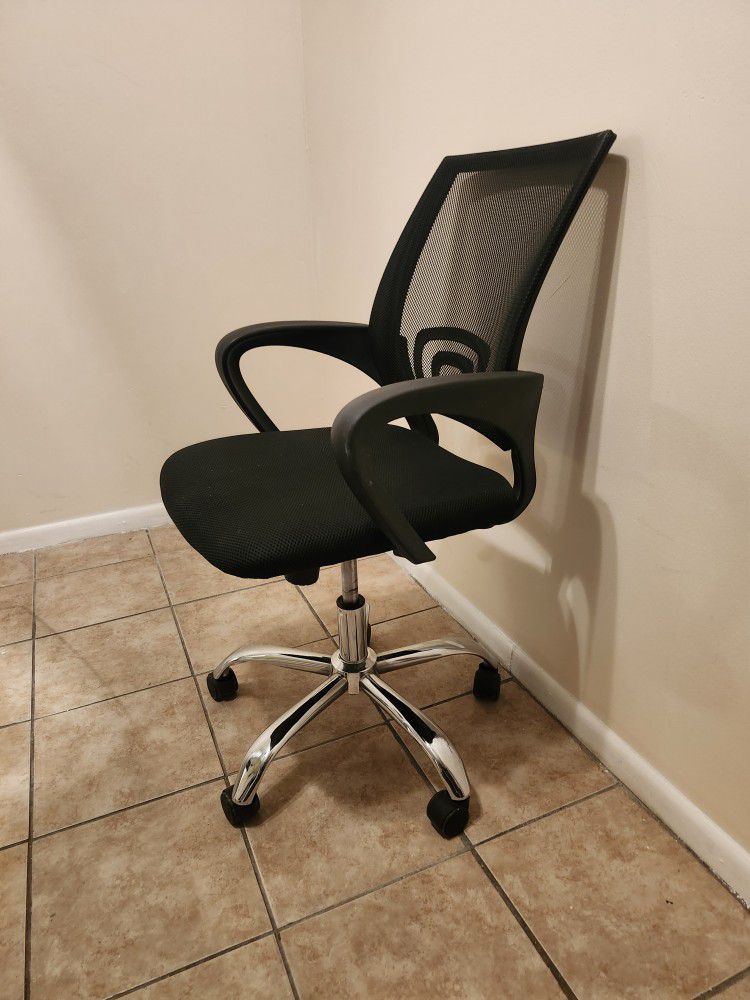 Desk Office Chair Like New Good Conditio 