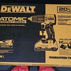 NEW DEWALT ATOMIC Compact Series 20V MAX Cordless 1/2 in. Hammer Drill Kit (Model: DCD799L1). 