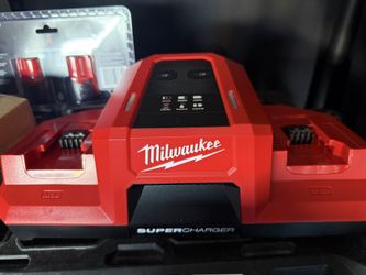 Milwaukee Dual Súper Charger  New 