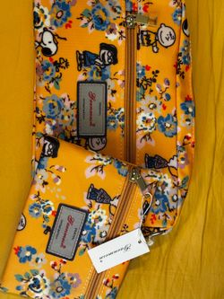 Peanuts yellow purse with accessories bag