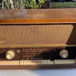 grundig majestic 3028 antique german tube radio ，working but sound is not too loud 