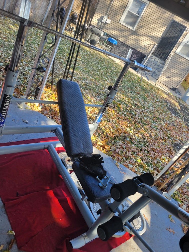 OLYMPIC WEIGHT BENCH LEG EXTENSION ADJUSTABLE INCLINE AND BAR HEIGHT. 7' 45LB BAR WITH CLIPS 230LBs 2-45s. 2-35s. 2-25s 2-10s
11525 S