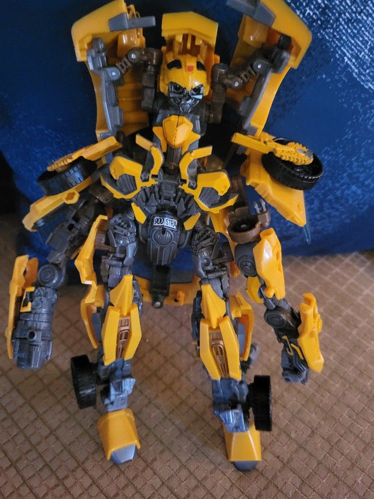 Transformers Dark of the Moon Leader Class MechTech Bumblebee action figure.
It is an original Hasbro product from the Transformers Dark of the Moon