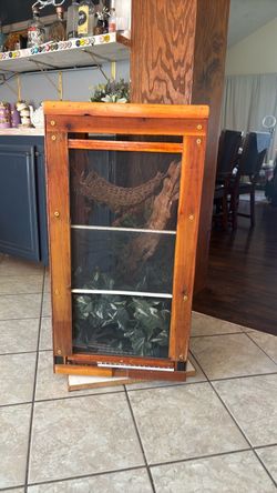 Reptile enclosure