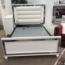 Six piece queen bedroom set