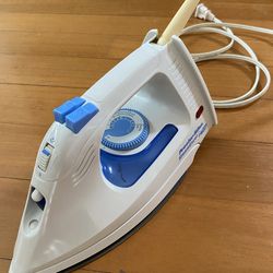 Proctor Silex iron with steam and retractable cord.
