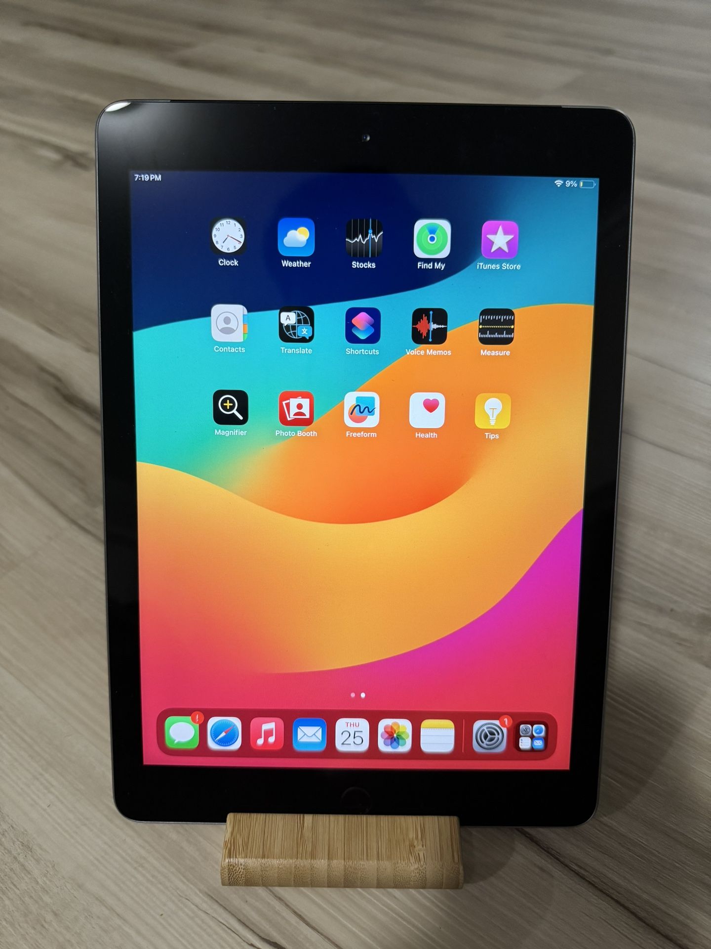 Excellent Condition 128 GB iPad 6th Generation WiFi + Cellular