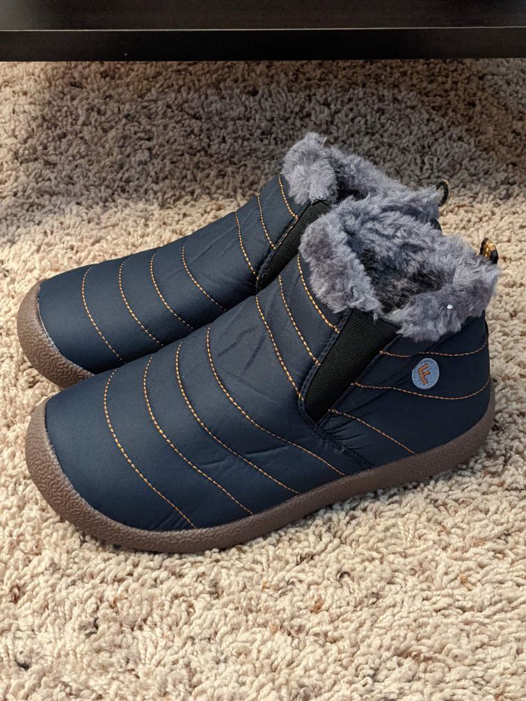 New boys/girls snow boots size 3/4