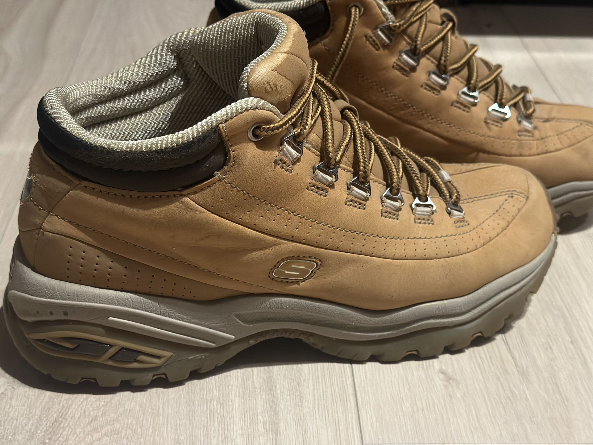 Great Condition Women Sketcher Snow Boots 