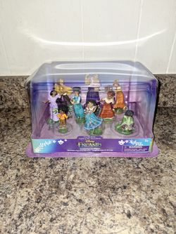 Disney  Encanto Deluxe Figurine Play Set with 9 figures