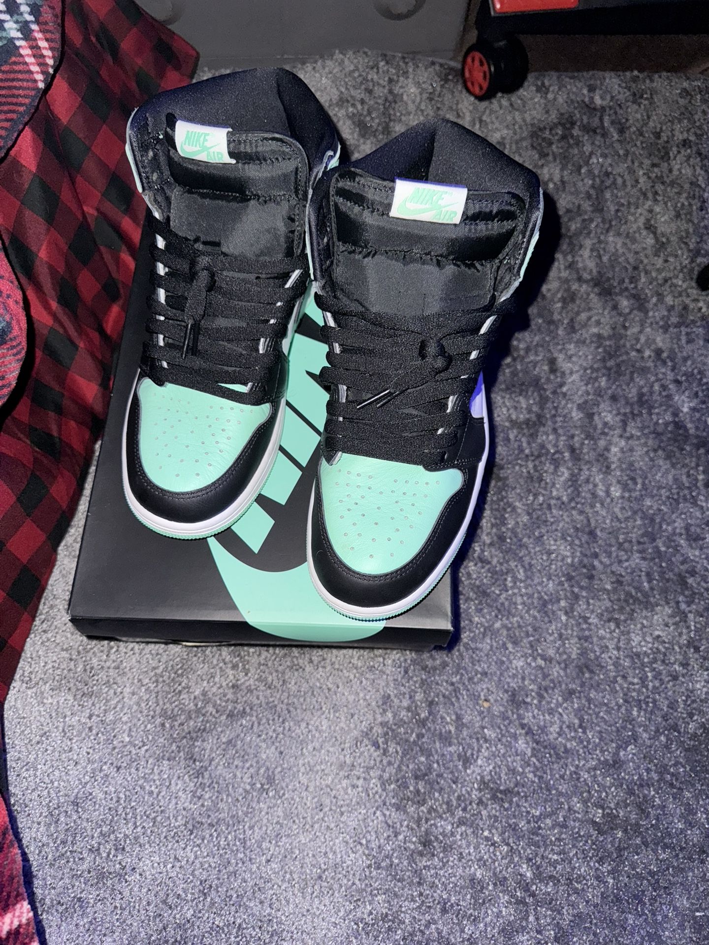 Jordan 1 Green Glow Size 9.5