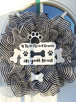 Pet Lover’s Wreath