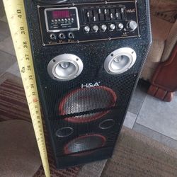 BLUETOOTH SPEAKER WITH USB AND SD CARD CONECTIONS IN EXCELLENT LOUD CONDITION 