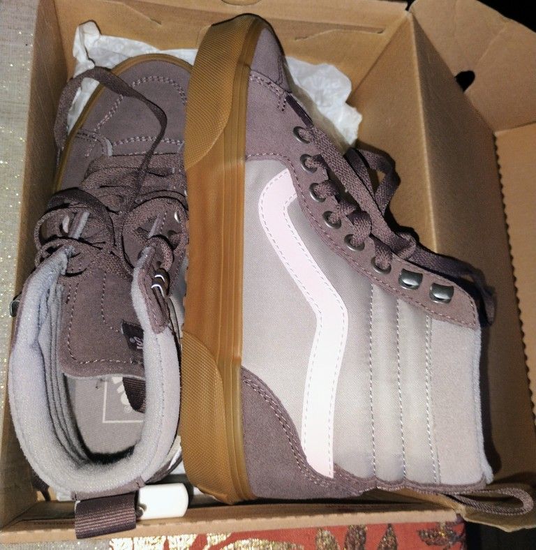FIRM IN MERCED‼️🦋🦋WOMENS VANS SIZE 6