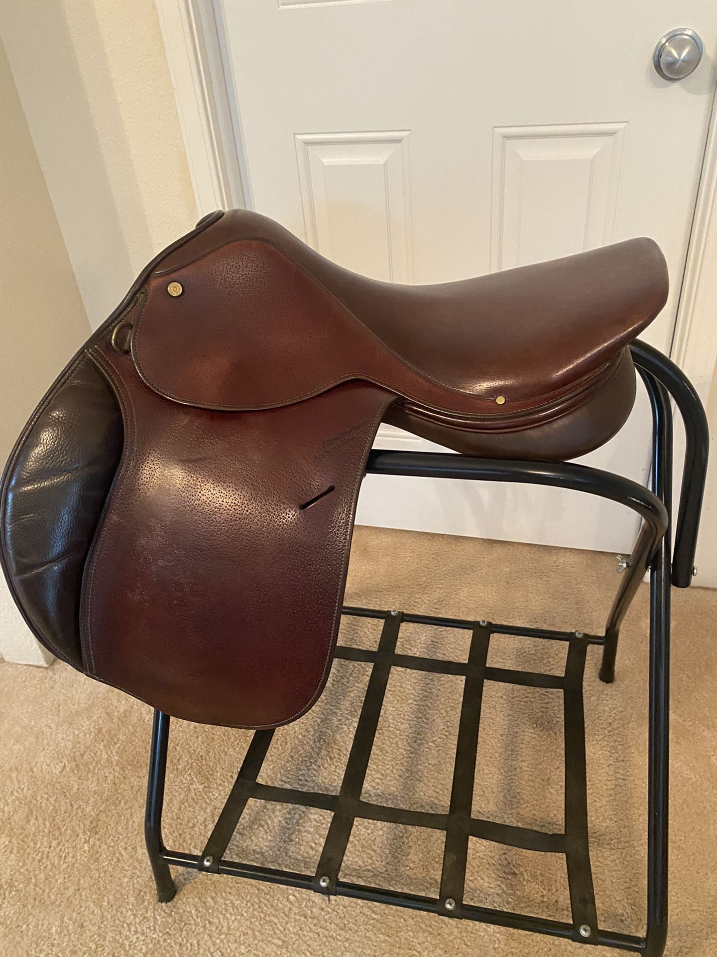 Collegiate Close Contact Jumping Saddle