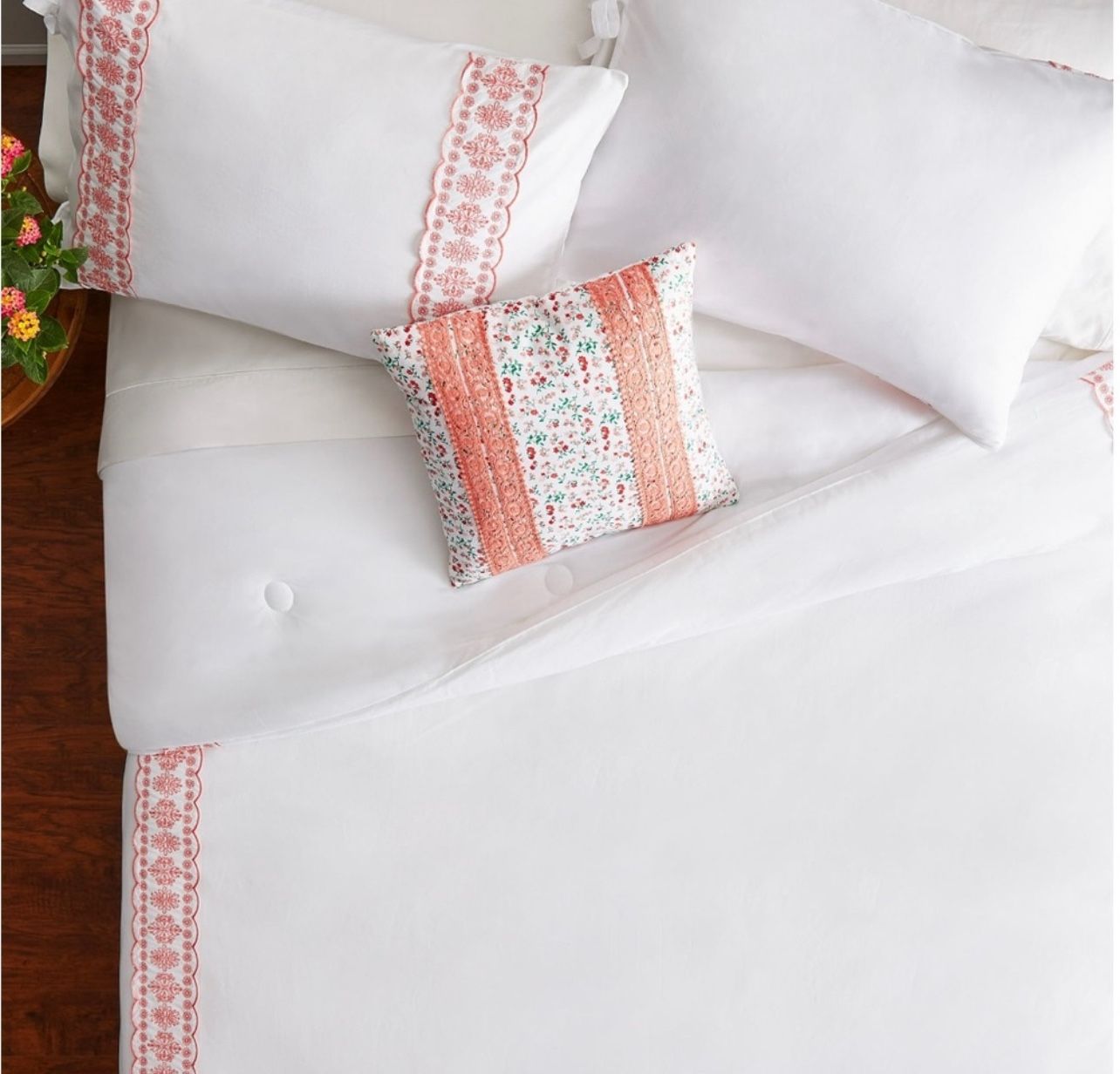 NWT Pioneer Woman White Polyester Tufted 4-Piece Full/Queen Comforter Set