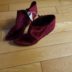 New Women's Sort Boot Heels Size 6