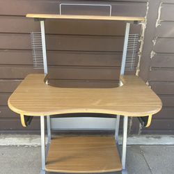 Student Gamer ! Desk Like New Has Wheels No Cracks Is Sturdy 