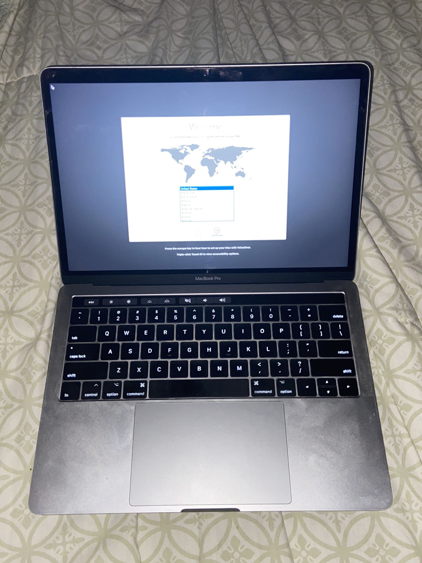 2017 Macbook Pro 13.3” 8gb RAM 256gb SSD