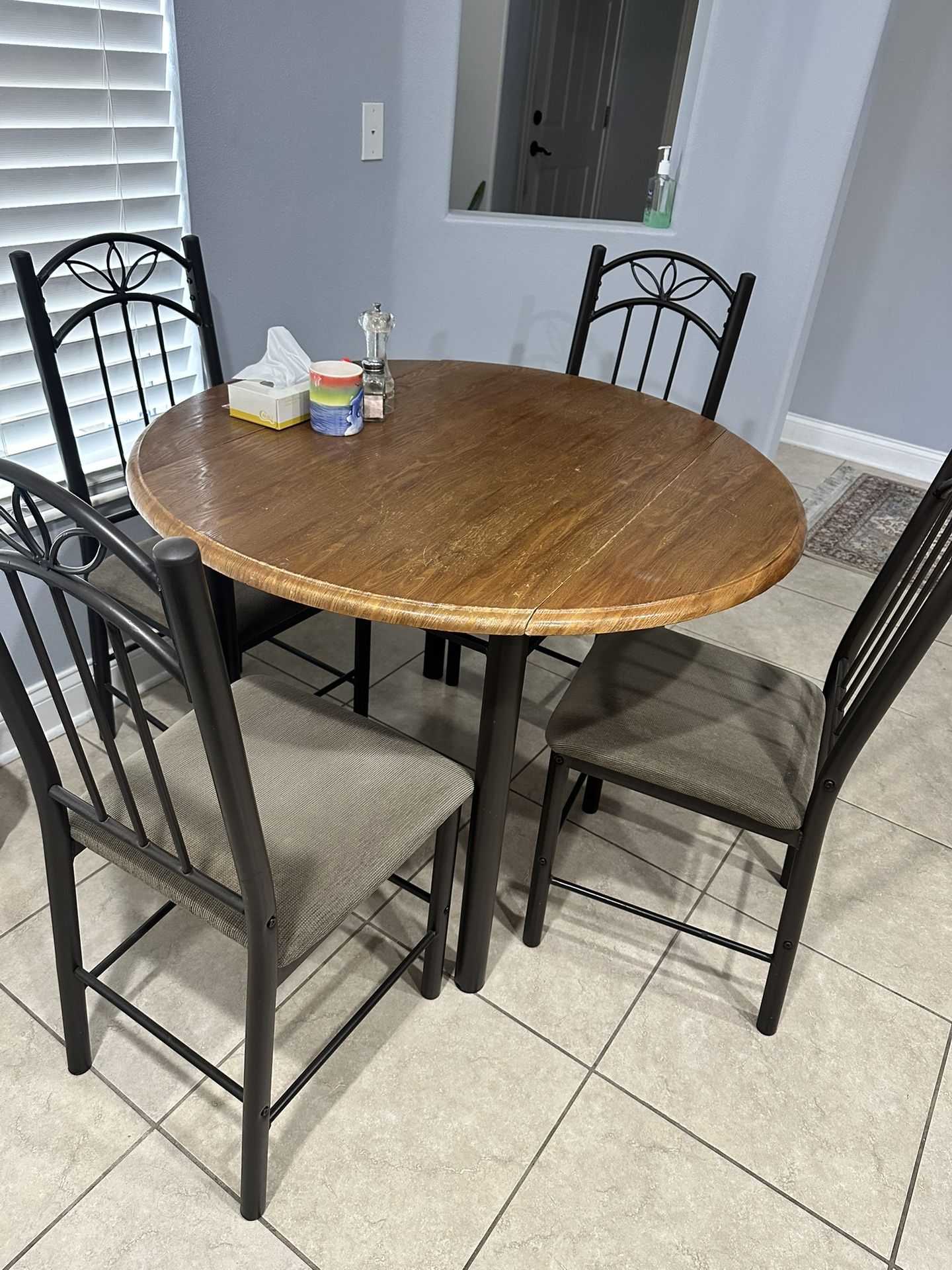 Round Dinning table and 4 chairs