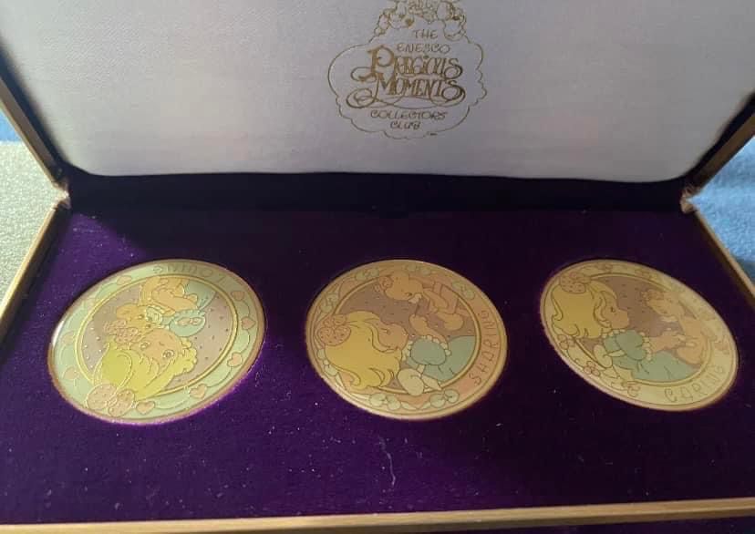 Vintage Hard To Find Precious Moments Collectors Club Medallion Set Of 3 In Case. 