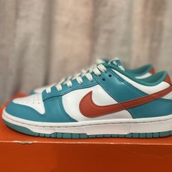 Nike Dunks Size 9m.   99$