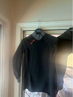 Diving/surfing top; provides warmth when in the water and features antimicrobial properties. EXOWEAR Top (Men's), Size S. Matching pants also availabl