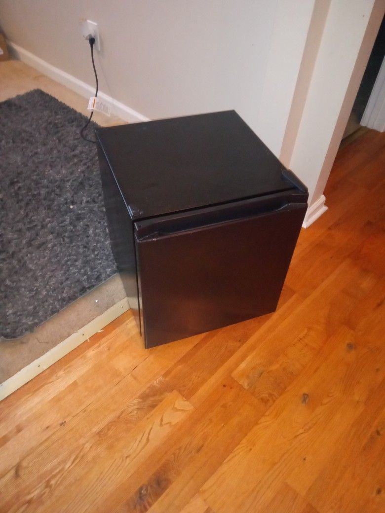Mini Fridge With Mini Freezer 