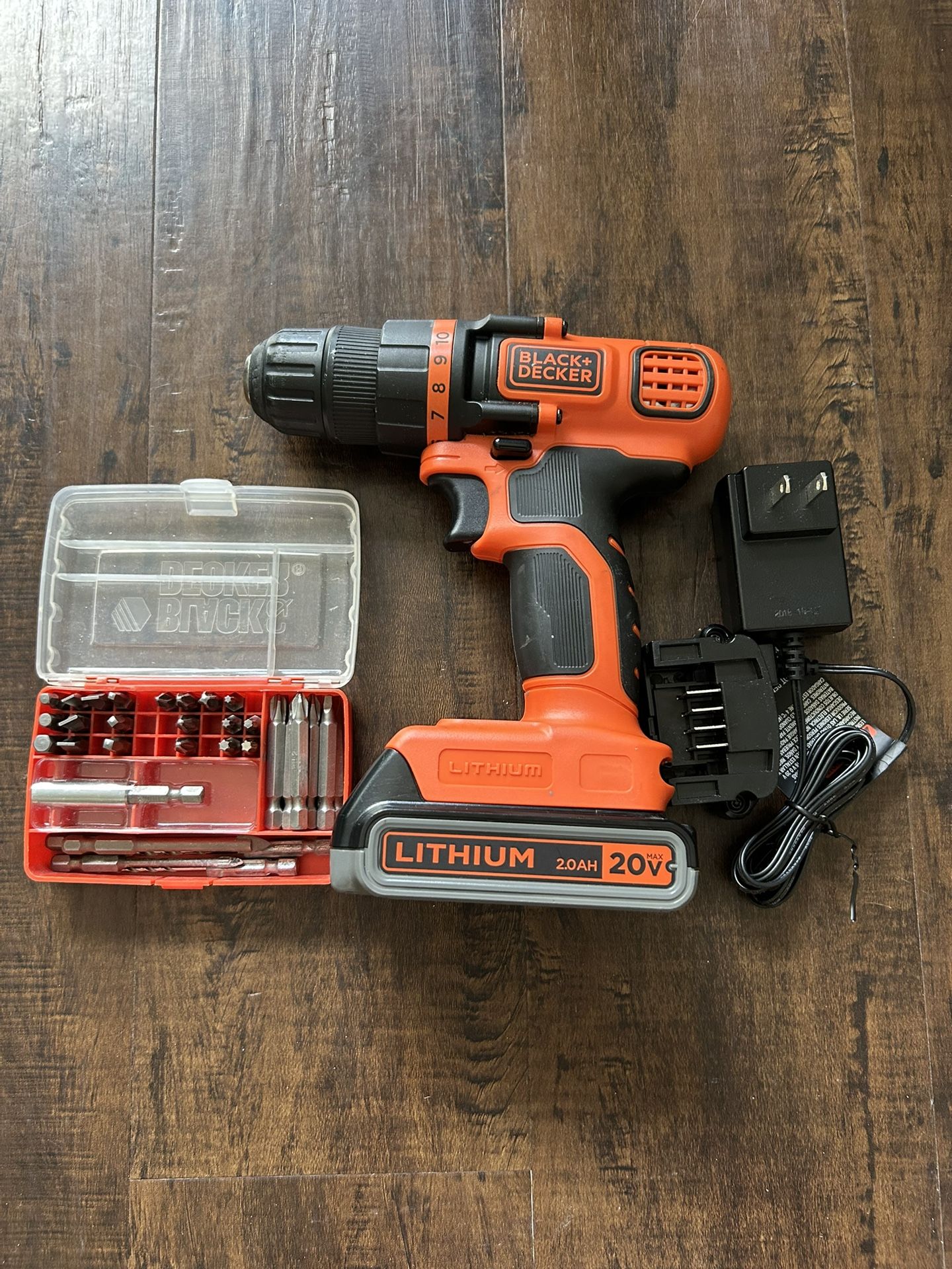 BLACK AND DECKER DRILL