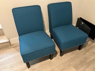 2 matching chairs